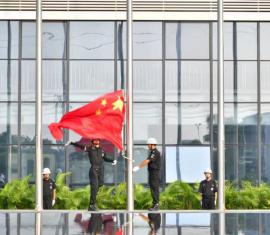 升国旗仪式庄严肃穆，激发员工爱国情怀与集体荣誉感。