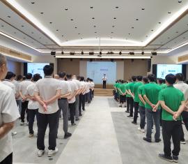以学校化理念铸文化，每周二晨会成知识共享核心课堂。